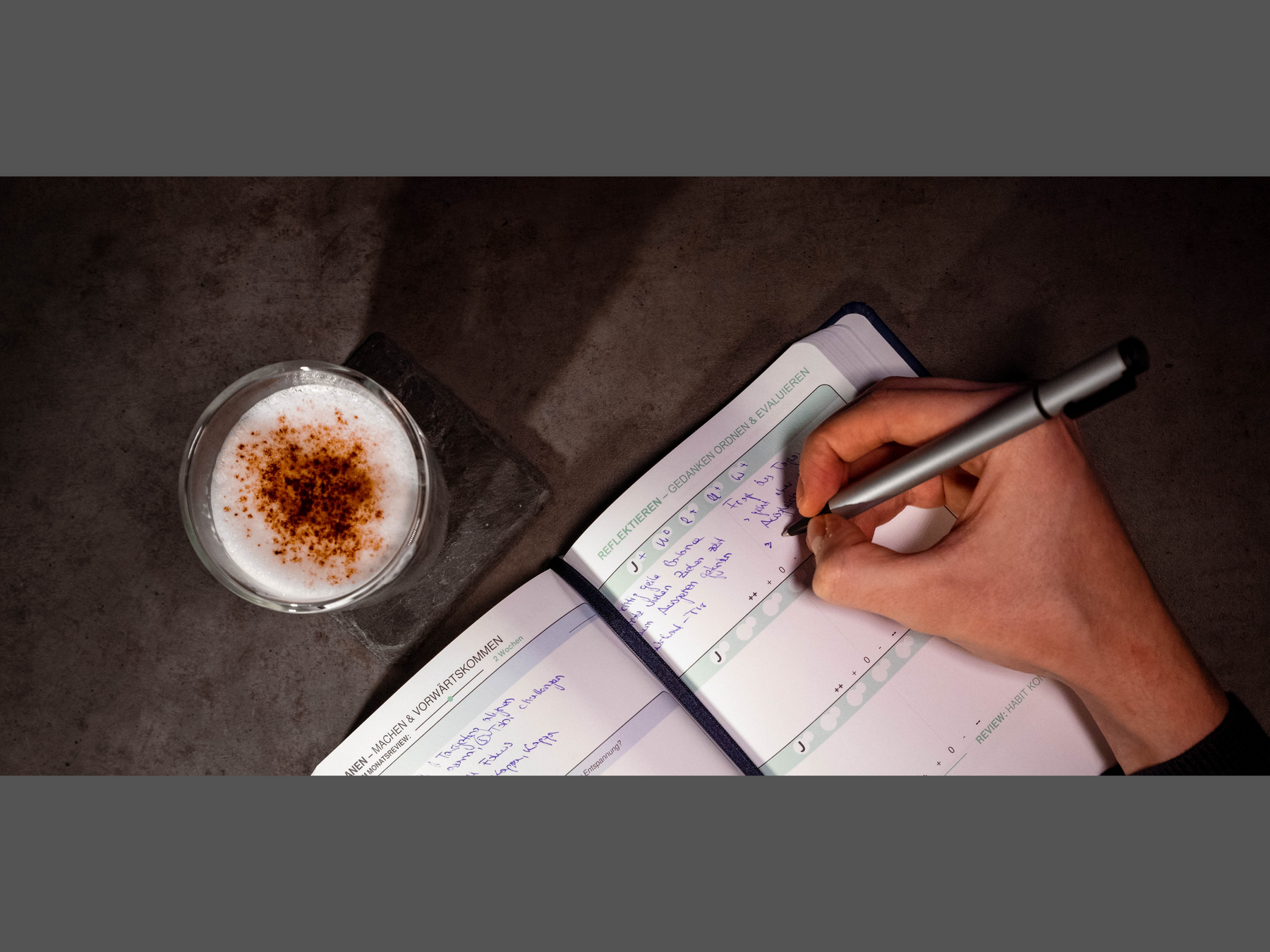 Pause mit Kaffee und plus-minus-null Journal für mehr Fokus bei der Arbeit